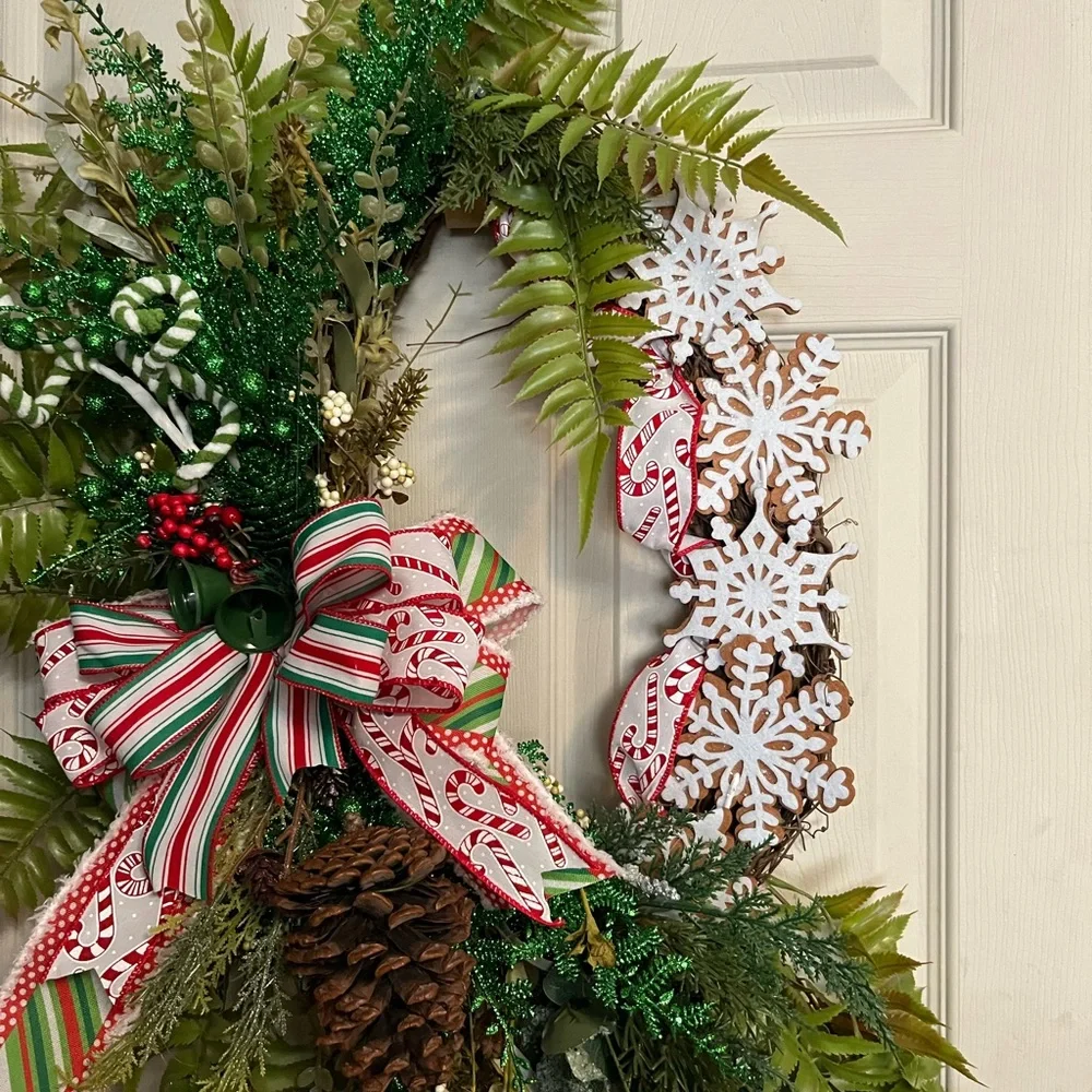 Elegant Green and Red Holiday Wreath with Pinecones
